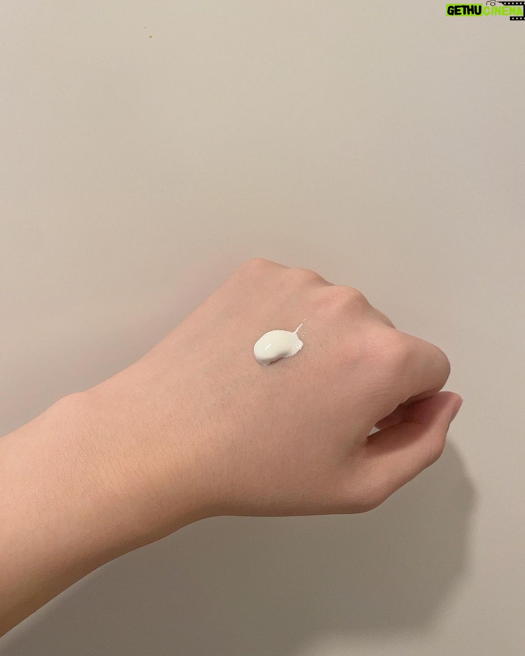 Yutaro Instagram - 僕も大好きで普段から使っていたN organicから新発売したUVプロテクターを実際に何週間か使ってみた、の巻。 手に乗せると少し硬めなテクスチャーなんだけど肌に広げた瞬間すーっと馴染んでくれる。ベタつかないからいろんなファンデーションとの相性も良かったし、これからの季節のベースメイクにぴったり。SPF値もSPF50+/PA++++と最高値で、保湿もしっかりできて使えるアイテム🥹🫶🏻 #Norganic #Nオーガニック #ビタミンCセラムUV #日焼け止め #supportedbynorganic