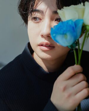 Yutaro Instagram - 2023.06.03
無事に25歳に成る事が出来ました。

幾つ歳を重ねても変わらず、いつも側に居てくれるみんなのお陰で生きられてる事を忘れずに、いつも貰って、甘えてばっかりを返せる人間になれる様に。役者で在る自分も、ショップ店員で在る自分も、いつか消える儚い炎だとしても、様々な形でずっとずっと灯っていたいです。

今年は『程々に、適当に』
決してマイナスな意味ではなく自分を守る為に。僕は僕なりの頑張り方で。等身大で居る事を心掛けます💐

なんだか固くなっちゃったけど引き続き仲良くしてね、いつもありがとう。ちゅ
