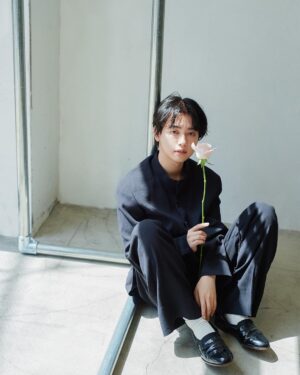 Yutaro Instagram - 2023.06.03
無事に25歳に成る事が出来ました。

幾つ歳を重ねても変わらず、いつも側に居てくれるみんなのお陰で生きられてる事を忘れずに、いつも貰って、甘えてばっかりを返せる人間になれる様に。役者で在る自分も、ショップ店員で在る自分も、いつか消える儚い炎だとしても、様々な形でずっとずっと灯っていたいです。

今年は『程々に、適当に』
決してマイナスな意味ではなく自分を守る為に。僕は僕なりの頑張り方で。等身大で居る事を心掛けます💐

なんだか固くなっちゃったけど引き続き仲良くしてね、いつもありがとう。ちゅ