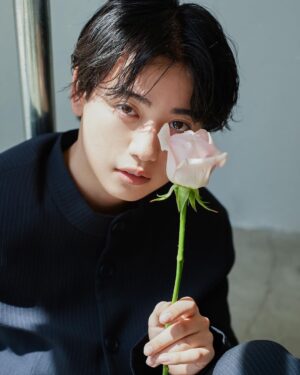 Yutaro Instagram - 2023.06.03
無事に25歳に成る事が出来ました。

幾つ歳を重ねても変わらず、いつも側に居てくれるみんなのお陰で生きられてる事を忘れずに、いつも貰って、甘えてばっかりを返せる人間になれる様に。役者で在る自分も、ショップ店員で在る自分も、いつか消える儚い炎だとしても、様々な形でずっとずっと灯っていたいです。

今年は『程々に、適当に』
決してマイナスな意味ではなく自分を守る為に。僕は僕なりの頑張り方で。等身大で居る事を心掛けます💐

なんだか固くなっちゃったけど引き続き仲良くしてね、いつもありがとう。ちゅ