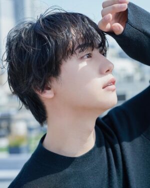 Yutaro Instagram - きちんと現実と向き合って、自分の人生をしっかり歩みたいな、生きたいなって思って少しだけ、ほんの少しだけSNSと離れ離れな生活を送ってました。

掃除したり、美術館行ったり、お花見に行ったり、友達とお泊まりしたり、久しぶりに自炊したり、映画観たり何も考えない時間作ったり。たまにはひとりでお酒飲んだり、推しグッズ袋いっぱい買ったり。

魅せたい自分と見られたくない自分。

SNSやっててこの時代に生きてる人はみんなあると思う。僕もこの仕事してたらめちゃくちゃあって。見栄の為に写真撮って、評価されたくて載せて。日々SNSの世界で魅せたい自分を作り上げてる。

じゃなくて自分自身を満たす為にしなきゃいけない事が他に沢山あるんじゃないのかなって。

便利なツールだけどある意味怖いよね、知らない所で勝手に救われて、そして簡単に殺せる。そんな身近で、どうしようにも出来ちゃうものを僕達は日々手にしていて、扱ってる。ひとりの発信者として責任感をもう一度見つめ直さなきゃならないね、大袈裟かもだけど。

さ！ここからは切り替えて！明日12時~20時で久しぶりのサントニブンノイチ大阪店出勤です。現実をしっかりと踏み締めて、来てくれるみんなとの楽しいひと時にしたいなって思ってます。今回もお洋服を一緒に選ぶ時間はないんだけど、お土産も持って来たからお買い物してくれた順に渡しちゃうね〜

なんだか長くなっちゃってごめんね。
これからもみんな変わらずよろしくねラブ〜☺️🫶🏻