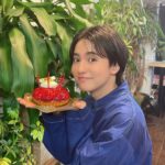Yutaro Instagram - 今年の誕生日は撮影の都合等もあり、 久しぶりに家族と過ごしたい気持ちもあってバースデーイベント、配信等はやらない選択を取ったんだけど、何かまた違う形で素敵なコンテンツをお届けするつもりでいます。 当日に合わせて色々考えてるのでちょっと待っててね。遅くなるかもだけどサンニブ出勤もしたいの！です！🥹🫶🏻 事務所にプレゼントお手紙沢山届いてたら嬉しいな〜 生物、手作りの物、ぬいぐるみ以外なら受け取れます！お待ちしています！ 〒150-0001 東京都渋谷区神宮前3-21-8 アソビシステム ゆうたろう宛て