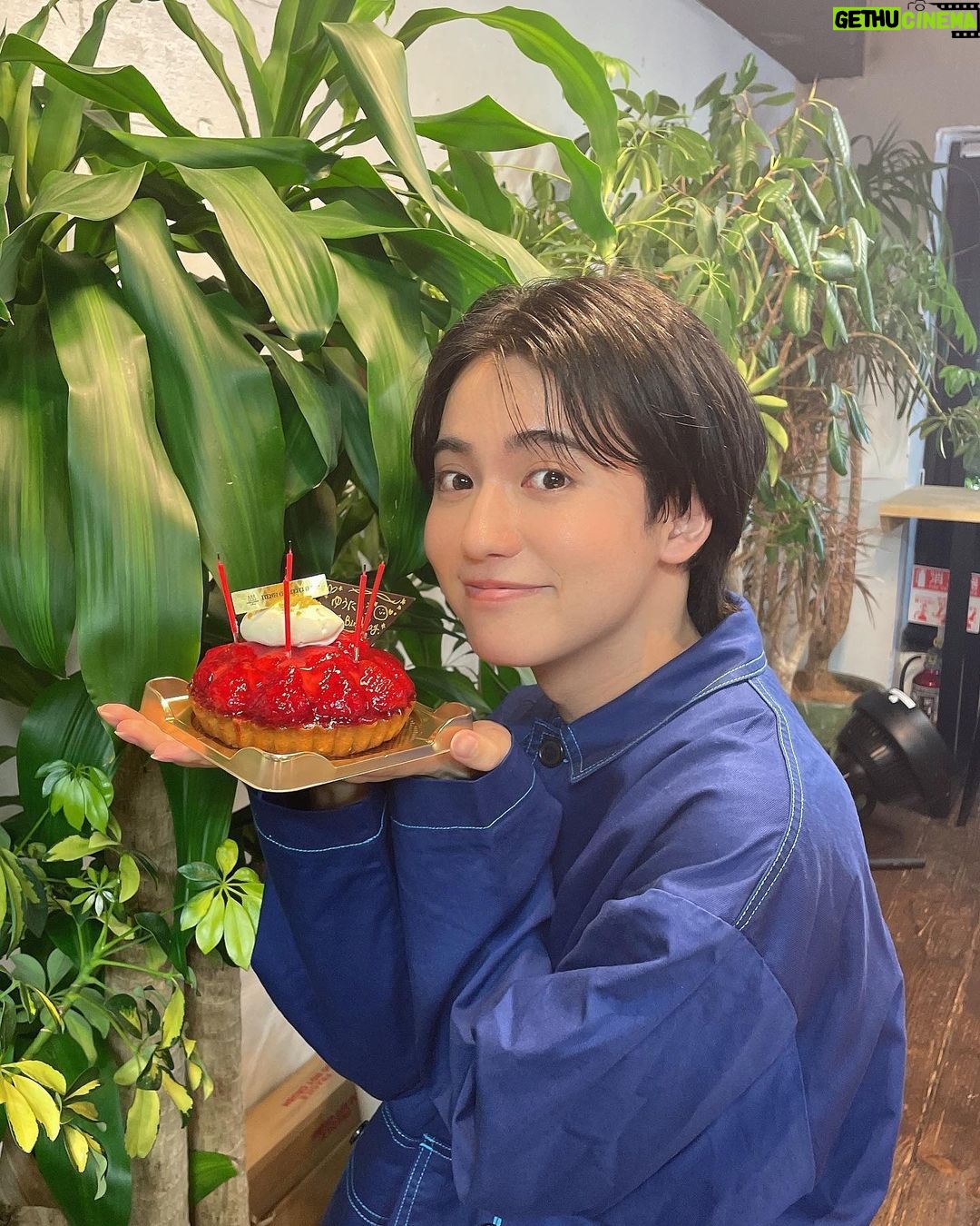 Yutaro Instagram - 今年の誕生日は撮影の都合等もあり、 久しぶりに家族と過ごしたい気持ちもあってバースデーイベント、配信等はやらない選択を取ったんだけど、何かまた違う形で素敵なコンテンツをお届けするつもりでいます。 当日に合わせて色々考えてるのでちょっと待っててね。遅くなるかもだけどサンニブ出勤もしたいの!です!🥹🫶🏻 事務所にプレゼントお手紙沢山届いてたら嬉しいな〜 生物、手作りの物、ぬいぐるみ以外なら受け取れます!お待ちしています! 〒150-0001 東京都渋谷区神宮前3-21-8 アソビシステム ゆうたろう宛て