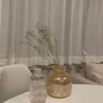 Yutaro Instagram - ここ最近聞くようになってずっと気になっていた『美肌糖』というワード。 イドラクラリティ独自の成分らしいのだけど、使ってみてやっとわかった。 コスメデコルテ　イドラクラリティ　薬用 トリートメント エッセンス ウォーター［医薬部外品］ 1週間くらい試して使ってみてるけど肌なじみがよくて、なめらかな手触りがお気に入り。絶賛不規則な生活でも肌あれやニキビを防いでくれる嬉しい効果もあるからゆらぎやすいこれからの季節にいいね🌸 みずみずしいけどさらっと水っぽいテクスチャーだからベタつきが苦手な人でも気持ちよく使えると思うアイテム🫠🫧 ベスコスも発売から一年で12冠受賞してるからリピートして使い続けたい。 ボトルデザインも可愛くてせっかくだから同じ色のパジャマで撮ってみた（こうやって見ると恥ずかしい） *美肌糖〔異性化糖・チョウジエキス・ヨモギエキス〕・グリセリン（保湿） #コスメデコルテ #イドラクラリティ #薬用化粧水 #美肌糖 #透明感 #decorte_pr