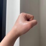 Yutaro Instagram - ここ最近聞くようになってずっと気になっていた『美肌糖』というワード。 イドラクラリティ独自の成分らしいのだけど、使ってみてやっとわかった。 コスメデコルテ　イドラクラリティ　薬用 トリートメント エッセンス ウォーター［医薬部外品］ 1週間くらい試して使ってみてるけど肌なじみがよくて、なめらかな手触りがお気に入り。絶賛不規則な生活でも肌あれやニキビを防いでくれる嬉しい効果もあるからゆらぎやすいこれからの季節にいいね🌸 みずみずしいけどさらっと水っぽいテクスチャーだからベタつきが苦手な人でも気持ちよく使えると思うアイテム🫠🫧 ベスコスも発売から一年で12冠受賞してるからリピートして使い続けたい。 ボトルデザインも可愛くてせっかくだから同じ色のパジャマで撮ってみた（こうやって見ると恥ずかしい） *美肌糖〔異性化糖・チョウジエキス・ヨモギエキス〕・グリセリン（保湿） #コスメデコルテ #イドラクラリティ #薬用化粧水 #美肌糖 #透明感 #decorte_pr