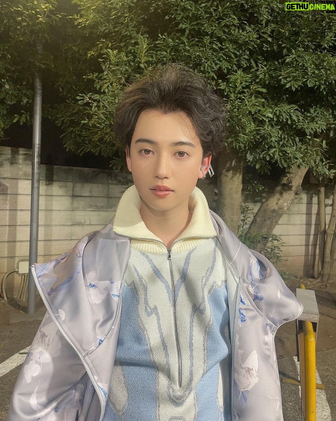 Yutaro Instagram - GATSBY「META RUBBER」 ムービーが公開されました! 豪華な面々の中に混ぜて頂いてます。撮影も丸一日かけてめちゃくちゃかっこいいビジュアルに仕上がりました。 Eve「虎狼来」 とのコラボレーションムービーも是非ご覧ください🫡💭💭 https://www.youtube.com/user/gatsbyyt https://www.gatsby.jp/product/hairstyling/meta-rubber/ #METARUBBER #メタラバー #ギャツビー @metarubber_official @gatsby.jp