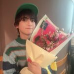 Yutaro Instagram - #ゆうたろう夜更かし 2020年の4月から丸3年間。 先程の生放送で遂にゆうたろう夜更かしラジオ最終回を迎えました。 俺卒業したぞー！！！！ぴゃー☺️！！！！！！！！！ 正直実感は無くて、明日からひしひしと感じるんだろうなぁ、無事生放送中は泣かなかったけど帰ったらひとりでめそめそ泣いてるかも。後にも先にもこんなに未練タラタラの現場は初めてです！ 始めた頃は半年間の予定だったのが3年間も続ける事が出来たのは愛を持って接してくれるスタッフチーム、そして毎週欠かさず聴いてくれてたみんなのお陰です。本当に本当にありがとう。来週の火曜日までは何度でも聴いてください。僕も絶対聴いちゃう。 では、またどこかで一緒に夜更かししようね。おやすみっ。