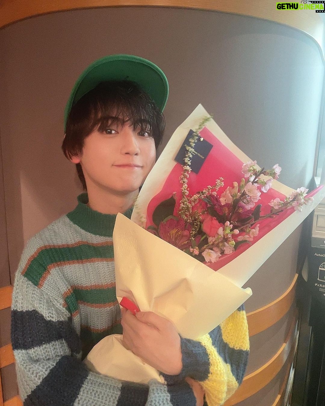 Yutaro Instagram - #ゆうたろう夜更かし 2020年の4月から丸3年間。 先程の生放送で遂にゆうたろう夜更かしラジオ最終回を迎えました。 俺卒業したぞー!!!!ぴゃー☺️!!!!!!!!! 正直実感は無くて、明日からひしひしと感じるんだろうなぁ、無事生放送中は泣かなかったけど帰ったらひとりでめそめそ泣いてるかも。後にも先にもこんなに未練タラタラの現場は初めてです! 始めた頃は半年間の予定だったのが3年間も続ける事が出来たのは愛を持って接してくれるスタッフチーム、そして毎週欠かさず聴いてくれてたみんなのお陰です。本当に本当にありがとう。来週の火曜日までは何度でも聴いてください。僕も絶対聴いちゃう。 では、またどこかで一緒に夜更かししようね。おやすみっ。