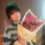 Yutaro Instagram - #ゆうたろう夜更かし 2020年の4月から丸3年間。 先程の生放送で遂にゆうたろう夜更かしラジオ最終回を迎えました。 俺卒業したぞー！！！！ぴゃー☺️！！！！！！！！！ 正直実感は無くて、明日からひしひしと感じるんだろうなぁ、無事生放送中は泣かなかったけど帰ったらひとりでめそめそ泣いてるかも。後にも先にもこんなに未練タラタラの現場は初めてです！ 始めた頃は半年間の予定だったのが3年間も続ける事が出来たのは愛を持って接してくれるスタッフチーム、そして毎週欠かさず聴いてくれてたみんなのお陰です。本当に本当にありがとう。来週の火曜日までは何度でも聴いてください。僕も絶対聴いちゃう。 では、またどこかで一緒に夜更かししようね。おやすみっ。