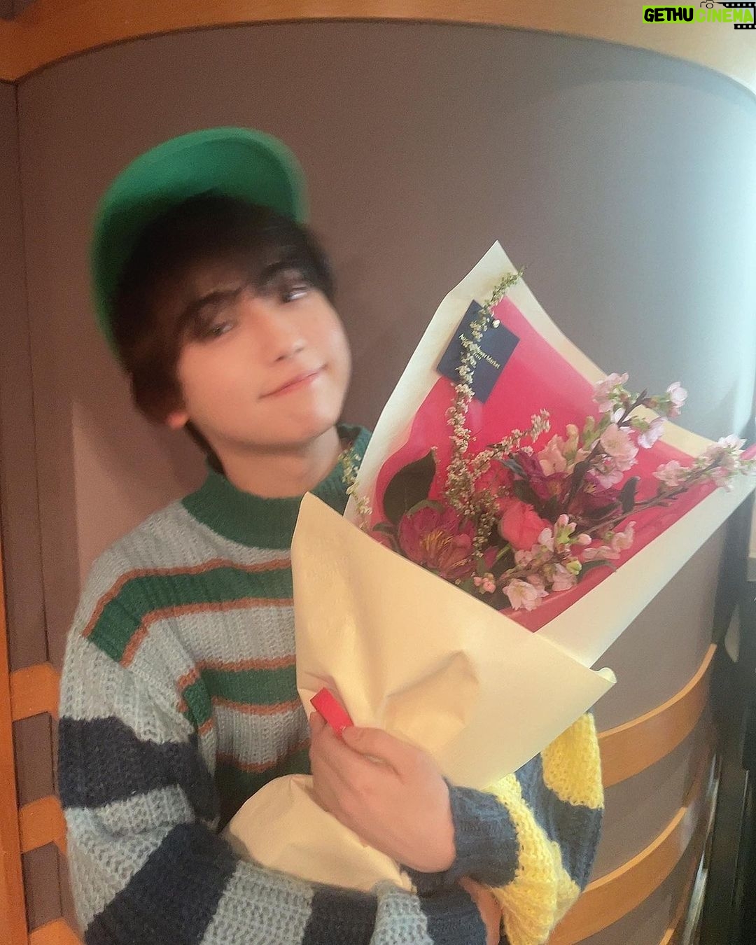 Yutaro Instagram - #ゆうたろう夜更かし 2020年の4月から丸3年間。 先程の生放送で遂にゆうたろう夜更かしラジオ最終回を迎えました。 俺卒業したぞー!!!!ぴゃー☺️!!!!!!!!! 正直実感は無くて、明日からひしひしと感じるんだろうなぁ、無事生放送中は泣かなかったけど帰ったらひとりでめそめそ泣いてるかも。後にも先にもこんなに未練タラタラの現場は初めてです! 始めた頃は半年間の予定だったのが3年間も続ける事が出来たのは愛を持って接してくれるスタッフチーム、そして毎週欠かさず聴いてくれてたみんなのお陰です。本当に本当にありがとう。来週の火曜日までは何度でも聴いてください。僕も絶対聴いちゃう。 では、またどこかで一緒に夜更かししようね。おやすみっ。