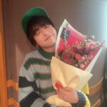Yutaro Instagram - #ゆうたろう夜更かし 2020年の4月から丸3年間。 先程の生放送で遂にゆうたろう夜更かしラジオ最終回を迎えました。 俺卒業したぞー！！！！ぴゃー☺️！！！！！！！！！ 正直実感は無くて、明日からひしひしと感じるんだろうなぁ、無事生放送中は泣かなかったけど帰ったらひとりでめそめそ泣いてるかも。後にも先にもこんなに未練タラタラの現場は初めてです！ 始めた頃は半年間の予定だったのが3年間も続ける事が出来たのは愛を持って接してくれるスタッフチーム、そして毎週欠かさず聴いてくれてたみんなのお陰です。本当に本当にありがとう。来週の火曜日までは何度でも聴いてください。僕も絶対聴いちゃう。 では、またどこかで一緒に夜更かししようね。おやすみっ。