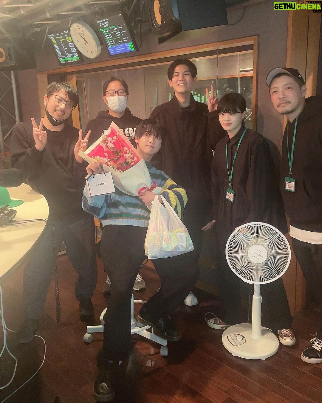 Yutaro Instagram - #ゆうたろう夜更かし 2020年の4月から丸3年間。 先程の生放送で遂にゆうたろう夜更かしラジオ最終回を迎えました。 俺卒業したぞー!!!!ぴゃー☺️!!!!!!!!! 正直実感は無くて、明日からひしひしと感じるんだろうなぁ、無事生放送中は泣かなかったけど帰ったらひとりでめそめそ泣いてるかも。後にも先にもこんなに未練タラタラの現場は初めてです! 始めた頃は半年間の予定だったのが3年間も続ける事が出来たのは愛を持って接してくれるスタッフチーム、そして毎週欠かさず聴いてくれてたみんなのお陰です。本当に本当にありがとう。来週の火曜日までは何度でも聴いてください。僕も絶対聴いちゃう。 では、またどこかで一緒に夜更かししようね。おやすみっ。