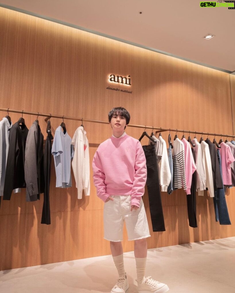 Yutaro Instagram - @amiparis にお邪魔してきました！ 全身着てみたよ。やっぱりピンク可愛いね、もうすぐ春だね。ホワイトデーのお返しにも良いし、僕みたいに自分で揃えてみても、ペアで着れそうなアイテムも沢山あったから選びっこしても、絶対的に可愛い。全体的なペールトーンのアイテムがとっても好みでした🧚🏻‍♂️💭