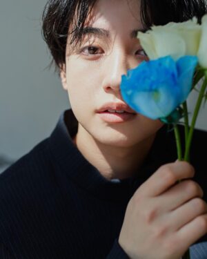 Yutaro Instagram - 2023.06.03
無事に25歳に成る事が出来ました。

幾つ歳を重ねても変わらず、いつも側に居てくれるみんなのお陰で生きられてる事を忘れずに、いつも貰って、甘えてばっかりを返せる人間になれる様に。役者で在る自分も、ショップ店員で在る自分も、いつか消える儚い炎だとしても、様々な形でずっとずっと灯っていたいです。

今年は『程々に、適当に』
決してマイナスな意味ではなく自分を守る為に。僕は僕なりの頑張り方で。等身大で居る事を心掛けます💐

なんだか固くなっちゃったけど引き続き仲良くしてね、いつもありがとう。ちゅ