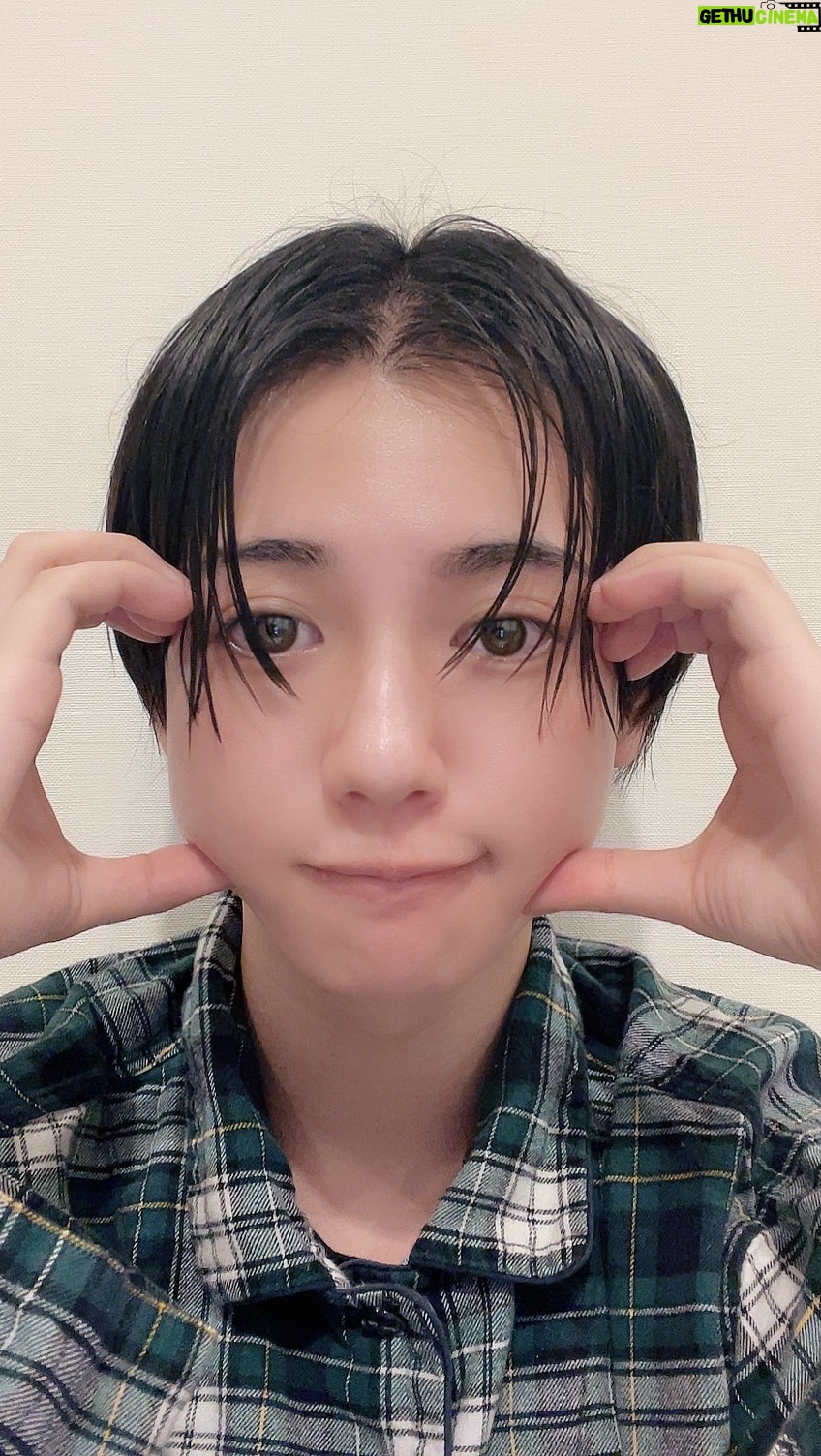 Yutaro Instagram - ゆうたろうの最近のナイトルーティーン🌝 ずっと使っていた牛乳石鹼のスキンケアブランド『スキンライフ』からクレンジングジェルが発売したということで早速使ってみました。 CICA成分が入っててニキビ予防しながら美肌ケア出来るのに価格が680円…?使ってみたら分かるけど値段の何倍以上もの役割果たしてくれるクレンジングなのです。ジェルは肌負担も少ないので肌弱い方も是非お試し感覚で使ってみて欲しい! #スキンライフ #ニキビケア #スキンケア #メイク落としジェル @skinlifecp