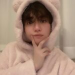 Yutaro Instagram - ここ最近聞くようになってずっと気になっていた『美肌糖』というワード。 イドラクラリティ独自の成分らしいのだけど、使ってみてやっとわかった。 コスメデコルテ　イドラクラリティ　薬用 トリートメント エッセンス ウォーター［医薬部外品］ 1週間くらい試して使ってみてるけど肌なじみがよくて、なめらかな手触りがお気に入り。絶賛不規則な生活でも肌あれやニキビを防いでくれる嬉しい効果もあるからゆらぎやすいこれからの季節にいいね🌸 みずみずしいけどさらっと水っぽいテクスチャーだからベタつきが苦手な人でも気持ちよく使えると思うアイテム🫠🫧 ベスコスも発売から一年で12冠受賞してるからリピートして使い続けたい。 ボトルデザインも可愛くてせっかくだから同じ色のパジャマで撮ってみた（こうやって見ると恥ずかしい） *美肌糖〔異性化糖・チョウジエキス・ヨモギエキス〕・グリセリン（保湿） #コスメデコルテ #イドラクラリティ #薬用化粧水 #美肌糖 #透明感 #decorte_pr