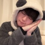 Yutaro Instagram - 🐘最近のスキンケアナイトルーティン🐘 資生堂ブランドの『ドランクエレファント』 から気になっていたアイテムを頂いたので使ってみたよ。 まずは動画で一番目に使ってる保湿液！ ジェル状の保湿液で乾燥してる今の時期にすごいありがたい、 他の美容液と混ぜて使うのもお勧めなんだって。先端を捻るとロックされるから持ち運びも便利だよね。 そして最後に使ってるクリーム！ 硬すぎず柔らかすぎずなこの絶妙なテクスチャが大好きで、季節問わず使えるアイテム。付け心地は軽くてベタベタしないのにちゃんと保湿力あって見事お気に入りアイテムの仲間入り。 2週間くらい毎日使ってみたんだけど翌朝起きた時の肌の透明感上がった気がする、自分のすっぴんちょっと好きになれたもん。パッケージも可愛いしギフトにもお勧めのアイテム達です🎁 1/10～16に伊勢丹メンズ館でPOPUP開催してるみたいなので興味ある方は是非チェックしてみてねっ。 #ドランクエレファント #pr