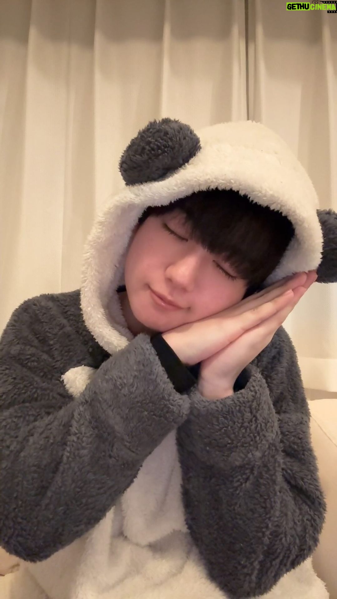 Yutaro Instagram - 🐘最近のスキンケアナイトルーティン🐘 資生堂ブランドの『ドランクエレファント』 から気になっていたアイテムを頂いたので使ってみたよ。 まずは動画で一番目に使ってる保湿液! ジェル状の保湿液で乾燥してる今の時期にすごいありがたい、 他の美容液と混ぜて使うのもお勧めなんだって。先端を捻るとロックされるから持ち運びも便利だよね。 そして最後に使ってるクリーム! 硬すぎず柔らかすぎずなこの絶妙なテクスチャが大好きで、季節問わず使えるアイテム。付け心地は軽くてベタベタしないのにちゃんと保湿力あって見事お気に入りアイテムの仲間入り。 2週間くらい毎日使ってみたんだけど翌朝起きた時の肌の透明感上がった気がする、自分のすっぴんちょっと好きになれたもん。パッケージも可愛いしギフトにもお勧めのアイテム達です🎁 1/10~16に伊勢丹メンズ館でPOPUP開催してるみたいなので興味ある方は是非チェックしてみてねっ。 #ドランクエレファント #pr