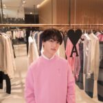 Yutaro Instagram - @amiparis にお邪魔してきました！ 全身着てみたよ。やっぱりピンク可愛いね、もうすぐ春だね。ホワイトデーのお返しにも良いし、僕みたいに自分で揃えてみても、ペアで着れそうなアイテムも沢山あったから選びっこしても、絶対的に可愛い。全体的なペールトーンのアイテムがとっても好みでした🧚🏻‍♂️💭