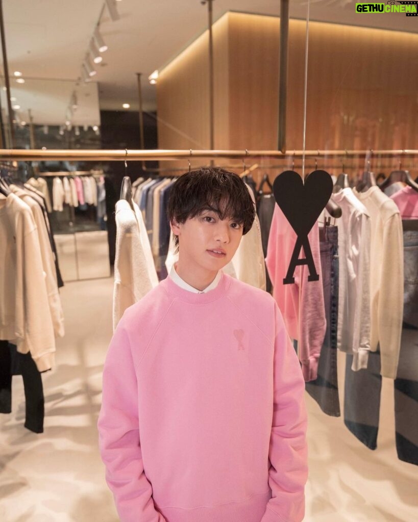 Yutaro Instagram - @amiparis にお邪魔してきました！ 全身着てみたよ。やっぱりピンク可愛いね、もうすぐ春だね。ホワイトデーのお返しにも良いし、僕みたいに自分で揃えてみても、ペアで着れそうなアイテムも沢山あったから選びっこしても、絶対的に可愛い。全体的なペールトーンのアイテムがとっても好みでした🧚🏻‍♂️💭