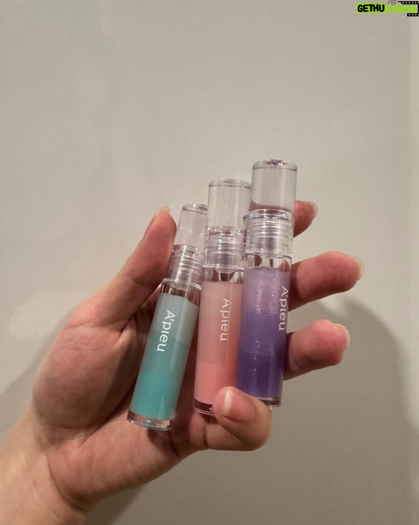Yutaro Instagram - 最近お気に入りのリッププランパー💄 #アピュー の水蜜プランパーなんだけど塗った瞬間すぐ伸びて保湿もしてくれるし、ちゃんとプランプ効果*もあるからリップ前に仕込むのもあり。他のリップ塗った後から足してもグロスになるしめちゃくちゃ使い勝手良いの。3色あって僕はピンクのカラーが大好きになったヨ！！！ #PR #水蜜プランパー #アピュー #プランパー *メイクアップ効果による