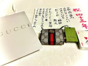 Yuzuru Kawai Instagram - 後輩のみんなから誕生日プレゼント頂きました🎁
GUCCIのトランプとトランプ入れ♠️

、、、GUCCIのトランプとトランプ入れ！？マジで聞いた事ないて。

毎年毎年忙しい中、色々選んでくれたのかと思うと、ほんまに嬉しい。
みんなありがとう！！