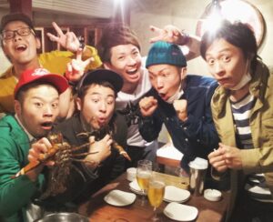 Yuzuru Kawai Instagram - 明日のアキナ牛シュタインは会場チケットは完売なのですが、配信チケットはありますので、是非観てください！！

グッズも後日オンラインでご購入頂けるようになりましたのでまた告知させて頂きます☺️

みんな歳いったなぁ〜笑

また明日お会いしましょう🔥