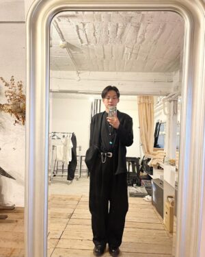 Yuzuru Kawai Instagram - 2023年のアインシュタインの全国ツアーのポスター撮影でした📷

今年は広島からスタートです。是非是非どこかしらの会場でお会いしましょう！！！

そして、明日の19時半頃から僕のこのインスタのアカウントでアキナ牛シュタインのメンバーでインスタライブをします☺️
こちらもツアーの告知なので、宜しければ見てください😉

皆さんにとってええ日曜日でありますように！✨