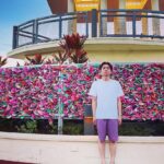Yuzuru Kawai Instagram - グアムに弾丸でロケに行ってきました🇬🇺 2017年にトークライブの為に一人で行った以来5年ぶりでした。当たり前ですが、一人のグアムはただただ寂しく楽しいもんではなかったですが、今回はめちゃくちゃ楽しかったです。オンエアはまた決まり次第ご報告させて頂きます！ 5年前に行った『THE BEACH』というビーチバーに行きたかったのですが距離的に無理だったので地元のガイドの方に教えてもらったビーチバーにロケ終わりスタッフさんと行ってきました。 音楽の音がデカ過ぎてロケの時より声出さないと聞こえないくらいでした、、、 THE BEACHの生演奏くらいがよかったなぁ🥹 とは言え、こんな貴重な機会を下さったスタッフさんに感謝です😭 今日はこの後21時頃からYouTubeシュタインとプレハブチャンネルどちらもアップされますので、お暇でしたらご覧ください😘 チャンネル登録も是非お願いしますぅ！