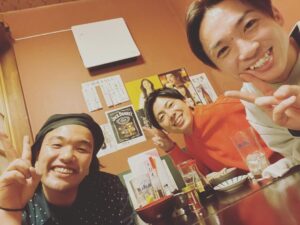 Yuzuru Kawai Instagram - 昨日はホンマでっか！？の収録でした。

さんま師匠のパワーとブラマヨさんの凄さに圧倒されながらでしたが、楽しい収録でした☺️

忙しい二人にも付き合ってもろて、ええ夜でございました👍

プレハブチャンネルは今日と金曜日にショートの動画を、来週の日曜日には通常通り何かしらアップします！YouTubeシュタインは通常通りアップしていきますので、どちらも是非に😉✨