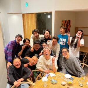 Yuzuru Kawai Instagram - 少し遅めの新年会をしました🍺

よう笑いました。
やっぱり最高でした。
今年も一年頑張れそうです。

皆さんにとっても笑って最高の一年になりますように☺️✨

後輩のみんな(こうへい、盛山、らいぱち、紅しょうがの2人、ダブルヒガシ東、田中ショータイム、小島ラテ、ちからこぶ宮北)から誕生日プレゼントも頂きました。昨年はティファニーのストロー。今年はプラダのスプーンとフォークとナイフ。

めっちゃ嬉しいねんけど、なんで？？笑