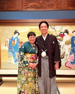 Yuzuru Kawai Instagram - 年始の特番の収録でした✨

同期で結婚式みたいな写真撮りました☺️

何故か濱家と挟んだらお母さん感が出た春菜。

スーパー同期にパワーもらいました！