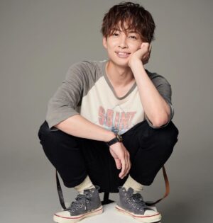 Yuzuru Kawai Instagram - 今日で42歳になりました。

本家物理学者のアインシュタインは42歳でノーベル賞を受賞したそうです。

人様から何か賞をもらうようなタイプではありませんが、自分らしくコツコツ地道にやっていこうと思います。

毎年児童養護施設の皆さんに寄附をさせて頂いてるのですが、今年は色んなご縁がありましてチャリティーのTシャツを作って頂きました。収益の全額を寄附させて頂きますので、もし宜しければサイトの方ご覧下さい☺️

受付期間がございますので、結果はまた追ってSNSできちんとご報告させて頂きます！

これから一年また自分に何が出来るかをしっかり考えて行動していきたいと思います。

いつもこんな僕に関わって下さる皆さんに心から本当に感謝してます！！

42歳も頑張ります！！！

、、、、、、、、、、、、、、、、、、、、、、、、、、、、、、てか42歳えぐぅ！！！歳とんの早ー！！！！！！！！

今回の詳細に関するURLです👇
https://massimo-official-store.com/charity_2022

商品の注文サイトです👇
https://massimo-official-store.com/products/dandelion1/wh

もし検索しにくい場合は『マッシモ　堀江』で検索してみて下さい😉