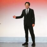 Yuzuru Kawai Instagram - アインシュタイン河井のトークライブ『声、枯れるまで。』お越し頂いた皆さん、配信で観て下さった皆さん、ありがとうございました‼︎ 配信が延長されて購入は12月2日12時00分まで視聴は12月2日19時00分まで、となっております。配信チケットは何かしらのキャンペーンで1,500円が1,200円とスーパー銭湯くらいの価格となってますのでどうぞお気軽にご覧下さい🤣 一人で喋ってこんなご機嫌な瞬間ある？の一枚を添えさせて頂きます。 次は2月を予定しておりますので、次回も是非！！！