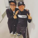 Yuzuru Kawai Instagram - 明石家電視台の収録で松尾伴内さんの『手組んでました』Tシャツとキャップを頂きました。 ショージ師匠とお揃いで嬉しくなって写真を撮って頂きました✌️ 、、、手組んでましたから、って何？