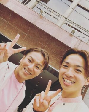 Yuzuru Kawai Instagram - まさかの同期でした。

初めてロケを一緒にしましたが、彼がスーパースターである所以、みんなに愛されるのが分かりました。

そして、むちゃくちゃ笑いました。

近々放送なのでまた告知します☺️