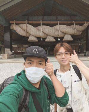 Yuzuru Kawai Instagram - 今日は朝6時にホテルを出て川原と出雲大社にお参りしてきました。

神様の前でするポーズとしては合ってるのか不安でしたが、2人で真面目にお参りしました。

少しでもみんなが平和に暮らせますように、と願いながら自分もそんな事を思う歳になったかと、しみじみ思いました。

大阪に帰って劇場の出番と今ちゃんの実はの最後の収録でした。今ちゃんの実は、はレギュラーにならせて頂いて2年半と短い間でしたが、レギュラーにならせてもらって本当に嬉しかったです。尊敬する先輩方の中で最後の最後まで緊張しっぱなしでした。今まで番組をご覧頂いた皆さん、そして、スタッフさん、先輩方に感謝しかないです。

またこんな面白い番組に携わらせて頂けるよう頑張りたいと思います。