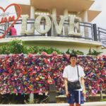 Yuzuru Kawai Instagram - グアムに弾丸でロケに行ってきました🇬🇺 2017年にトークライブの為に一人で行った以来5年ぶりでした。当たり前ですが、一人のグアムはただただ寂しく楽しいもんではなかったですが、今回はめちゃくちゃ楽しかったです。オンエアはまた決まり次第ご報告させて頂きます！ 5年前に行った『THE BEACH』というビーチバーに行きたかったのですが距離的に無理だったので地元のガイドの方に教えてもらったビーチバーにロケ終わりスタッフさんと行ってきました。 音楽の音がデカ過ぎてロケの時より声出さないと聞こえないくらいでした、、、 THE BEACHの生演奏くらいがよかったなぁ🥹 とは言え、こんな貴重な機会を下さったスタッフさんに感謝です😭 今日はこの後21時頃からYouTubeシュタインとプレハブチャンネルどちらもアップされますので、お暇でしたらご覧ください😘 チャンネル登録も是非お願いしますぅ！