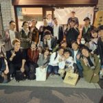 Yuzuru Kawai Instagram – 昨日のNGKでの単独ライブで今年のツアーは終了致しました。

広島、東京、福岡、北海道、沖縄、大阪、どこかしらの会場に来て下さった方、ゲストのみんな、スタッフさん、本当にありがとうございました！
また一つええ思い出になりました。

来年も今年のツアーを上回れるように今から色々また考えたいと思います。

千秋楽の打ち上げは『てげてげ』さんで。
水炊き、鉄火巻き、辛麺、うま過ぎました。

年末に向けてもういっちょ頑張ります🔥

ツアーに関わって下さった全ての皆さんに感謝です‼️‼️‼️