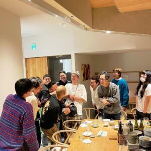 Yuzuru Kawai Instagram - 少し遅めの新年会をしました🍺

よう笑いました。
やっぱり最高でした。
今年も一年頑張れそうです。

皆さんにとっても笑って最高の一年になりますように☺️✨

後輩のみんな(こうへい、盛山、らいぱち、紅しょうがの2人、ダブルヒガシ東、田中ショータイム、小島ラテ、ちからこぶ宮北)から誕生日プレゼントも頂きました。昨年はティファニーのストロー。今年はプラダのスプーンとフォークとナイフ。

めっちゃ嬉しいねんけど、なんで？？笑