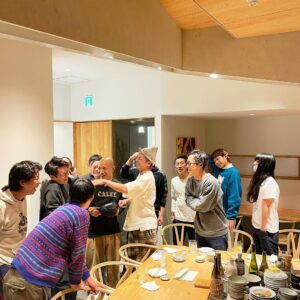 Yuzuru Kawai Instagram - 少し遅めの新年会をしました🍺

よう笑いました。
やっぱり最高でした。
今年も一年頑張れそうです。

皆さんにとっても笑って最高の一年になりますように☺️✨

後輩のみんな(こうへい、盛山、らいぱち、紅しょうがの2人、ダブルヒガシ東、田中ショータイム、小島ラテ、ちからこぶ宮北)から誕生日プレゼントも頂きました。昨年はティファニーのストロー。今年はプラダのスプーンとフォークとナイフ。

めっちゃ嬉しいねんけど、なんで？？笑