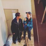 Yuzuru Kawai Instagram - 12月26日(月)になんばグランド花月の地下のイエスシアターでアインシュタインの新ネタライブがあります！18時開演です！1時間です！ 年末お忙しいかと思いますが是非是非お越し下さい。今回はオンライン配信はございませんのでご了承ください🥹 詳細はまた追って告知させて頂きます。 週末もとりあえず笑って楽しんでいきましょー！！！ 厨房が似合う隣人の橋本を添えさせて頂きます。