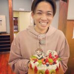 Yuzuru Kawai Instagram - 今日で42歳になりました。 本家物理学者のアインシュタインは42歳でノーベル賞を受賞したそうです。 人様から何か賞をもらうようなタイプではありませんが、自分らしくコツコツ地道にやっていこうと思います。 毎年児童養護施設の皆さんに寄附をさせて頂いてるのですが、今年は色んなご縁がありましてチャリティーのTシャツを作って頂きました。収益の全額を寄附させて頂きますので、もし宜しければサイトの方ご覧下さい☺️ 受付期間がございますので、結果はまた追ってSNSできちんとご報告させて頂きます！ これから一年また自分に何が出来るかをしっかり考えて行動していきたいと思います。 いつもこんな僕に関わって下さる皆さんに心から本当に感謝してます！！ 42歳も頑張ります！！！ 、、、、、、、、、、、、、、、、、、、、、、、、、、、、、、てか42歳えぐぅ！！！歳とんの早ー！！！！！！！！ 今回の詳細に関するURLです👇 https://massimo-official-store.com/charity_2022 商品の注文サイトです👇 https://massimo-official-store.com/products/dandelion1/wh もし検索しにくい場合は『マッシモ　堀江』で検索してみて下さい😉