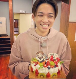 Yuzuru Kawai Instagram - 今日で42歳になりました。

本家物理学者のアインシュタインは42歳でノーベル賞を受賞したそうです。

人様から何か賞をもらうようなタイプではありませんが、自分らしくコツコツ地道にやっていこうと思います。

毎年児童養護施設の皆さんに寄附をさせて頂いてるのですが、今年は色んなご縁がありましてチャリティーのTシャツを作って頂きました。収益の全額を寄附させて頂きますので、もし宜しければサイトの方ご覧下さい☺️

受付期間がございますので、結果はまた追ってSNSできちんとご報告させて頂きます！

これから一年また自分に何が出来るかをしっかり考えて行動していきたいと思います。

いつもこんな僕に関わって下さる皆さんに心から本当に感謝してます！！

42歳も頑張ります！！！

、、、、、、、、、、、、、、、、、、、、、、、、、、、、、、てか42歳えぐぅ！！！歳とんの早ー！！！！！！！！

今回の詳細に関するURLです👇
https://massimo-official-store.com/charity_2022

商品の注文サイトです👇
https://massimo-official-store.com/products/dandelion1/wh

もし検索しにくい場合は『マッシモ　堀江』で検索してみて下さい😉