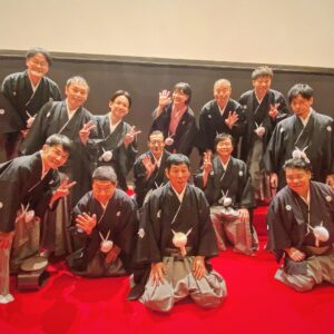 Yuzuru Kawai Instagram - さんま師匠の全国ツアーが今日千秋楽を迎えました。
さんま師匠のお陰で浴びた事のない歓声を浴びさせて頂きました✨
ずっと喋って、ずっと笑って、ずっと笑かせて、ほんまに凄いとしか言いようが無かったです。貴重な経験をさせて頂いた事に感謝です😭

わざわざ劇場へ足を運んで下さった皆さん、スタッフさんにも感謝です✨✨✨

そして、プレハブチャンネル来週にはまたアップ出来ると思いますので、YouTubeシュタインの方も是非お願いします！！