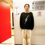 Yuzuru Kawai Instagram - 今日は11月3日放送のダウンタウンDXの収録に行かせて頂きました📮 この衣装だったが故に、の箇所があるのでそこも是非観て欲しいです🤣 最近レイザーラモンHGさんに教えて頂いたジムに行ってるのですが、最弱の僕にも優しく指導して下さいます。今回のゲストの皆さんはそんなジムに行かれたたり体づくりをされてる豪華ゲストの方々でした✨ オンエアで是非確認してみて下さい‼️