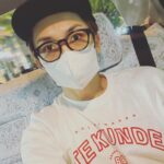 Yuzuru Kawai Instagram - 明石家電視台の収録で松尾伴内さんの『手組んでました』Tシャツとキャップを頂きました。 ショージ師匠とお揃いで嬉しくなって写真を撮って頂きました✌️ 、、、手組んでましたから、って何？
