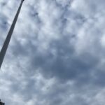 Yuzuru Kawai Instagram - 今日は朝6時にホテルを出て川原と出雲大社にお参りしてきました。 神様の前でするポーズとしては合ってるのか不安でしたが、2人で真面目にお参りしました。 少しでもみんなが平和に暮らせますように、と願いながら自分もそんな事を思う歳になったかと、しみじみ思いました。 大阪に帰って劇場の出番と今ちゃんの実はの最後の収録でした。今ちゃんの実は、はレギュラーにならせて頂いて2年半と短い間でしたが、レギュラーにならせてもらって本当に嬉しかったです。尊敬する先輩方の中で最後の最後まで緊張しっぱなしでした。今まで番組をご覧頂いた皆さん、そして、スタッフさん、先輩方に感謝しかないです。 またこんな面白い番組に携わらせて頂けるよう頑張りたいと思います。