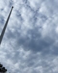 Yuzuru Kawai Instagram - 今日は朝6時にホテルを出て川原と出雲大社にお参りしてきました。 神様の前でするポーズとしては合ってるのか不安でしたが、2人で真面目にお参りしました。 少しでもみんなが平和に暮らせますように、と願いながら自分もそんな事を思う歳になったかと、しみじみ思いました。 大阪に帰って劇場の出番と今ちゃんの実はの最後の収録でした。今ちゃんの実は、はレギュラーにならせて頂いて2年半と短い間でしたが、レギュラーにならせてもらって本当に嬉しかったです。尊敬する先輩方の中で最後の最後まで緊張しっぱなしでした。今まで番組をご覧頂いた皆さん、そして、スタッフさん、先輩方に感謝しかないです。 またこんな面白い番組に携わらせて頂けるよう頑張りたいと思います。