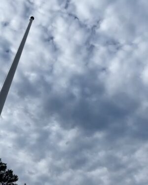 Yuzuru Kawai Instagram - 今日は朝6時にホテルを出て川原と出雲大社にお参りしてきました。

神様の前でするポーズとしては合ってるのか不安でしたが、2人で真面目にお参りしました。

少しでもみんなが平和に暮らせますように、と願いながら自分もそんな事を思う歳になったかと、しみじみ思いました。

大阪に帰って劇場の出番と今ちゃんの実はの最後の収録でした。今ちゃんの実は、はレギュラーにならせて頂いて2年半と短い間でしたが、レギュラーにならせてもらって本当に嬉しかったです。尊敬する先輩方の中で最後の最後まで緊張しっぱなしでした。今まで番組をご覧頂いた皆さん、そして、スタッフさん、先輩方に感謝しかないです。

またこんな面白い番組に携わらせて頂けるよう頑張りたいと思います。